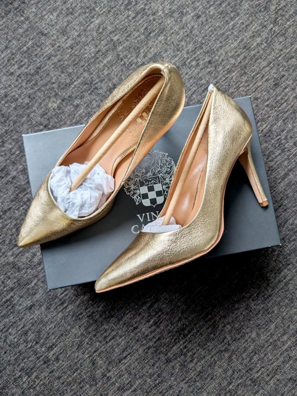 *NWT* Vince Cumto Savilla Classic Pumps in Gold